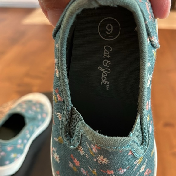 Green Floral Sneaker, Cat & Jack, Toddler Size 9 - Picture 9 of 10